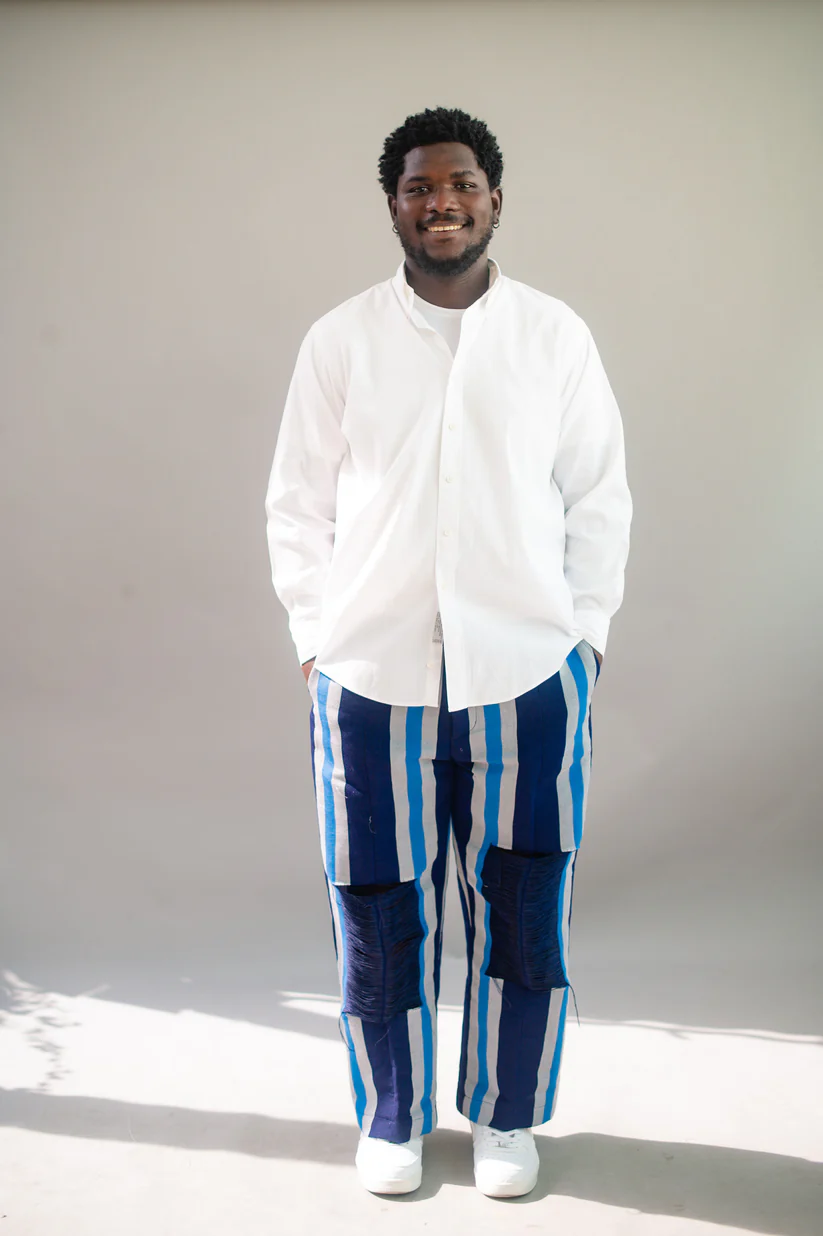 NAVY RIPPED PANTS